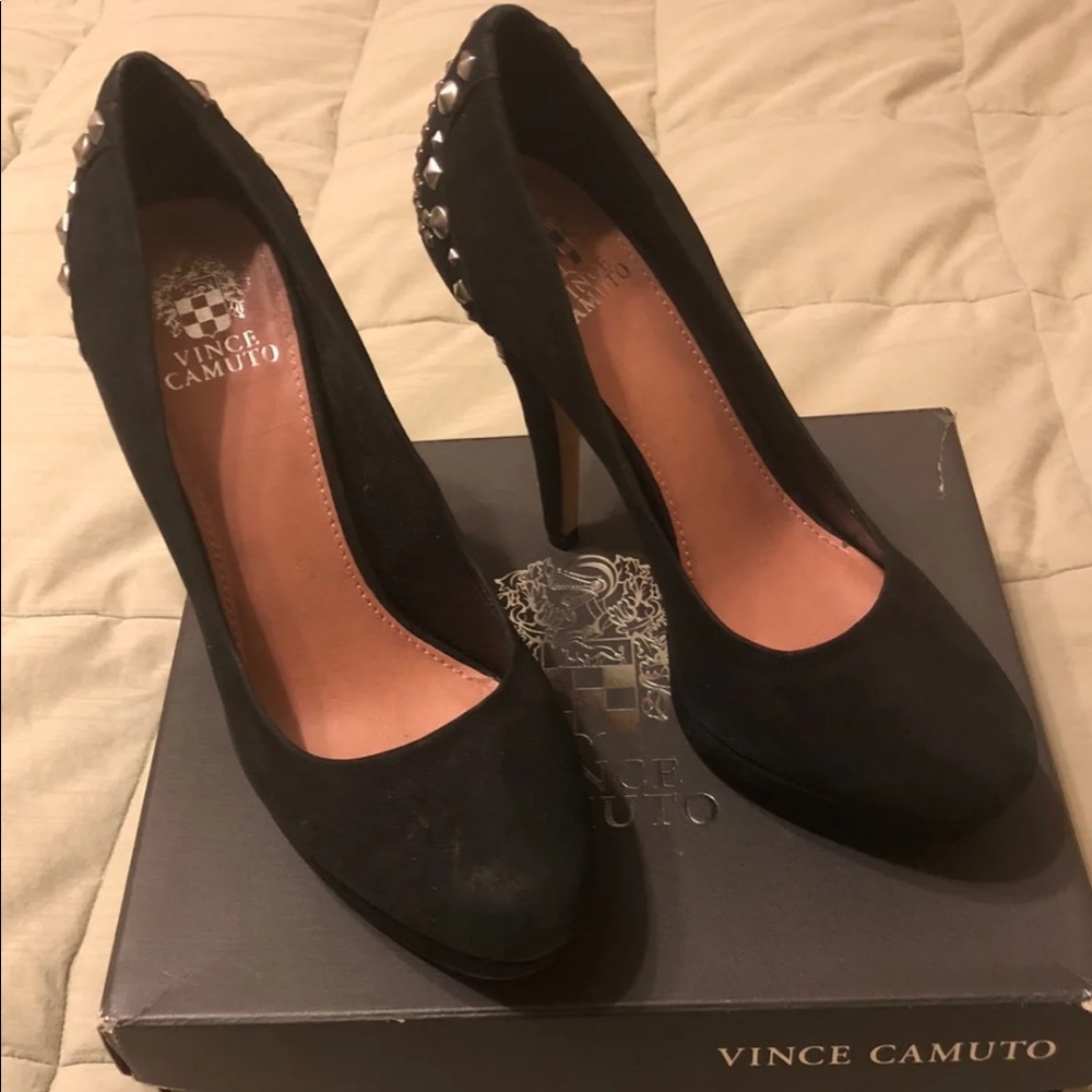 VINCE CAMUTO black leather pumps, never worn